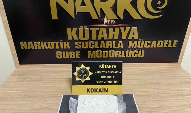 Kütahya'da otobüs yolcusunun kemerine sıkıştırılmış uyuşturucu ele geçirildi