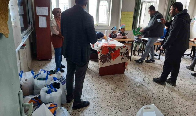 Lise öğrencilerinden köy okulu öğrencilerine yardım