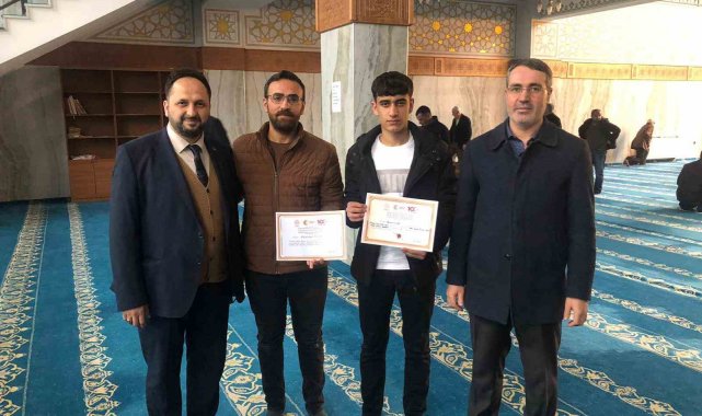 Lise öğrencisi Kur'an-ı Kerimi okuma yarışmasında Diyarbakır 3.'sü oldu