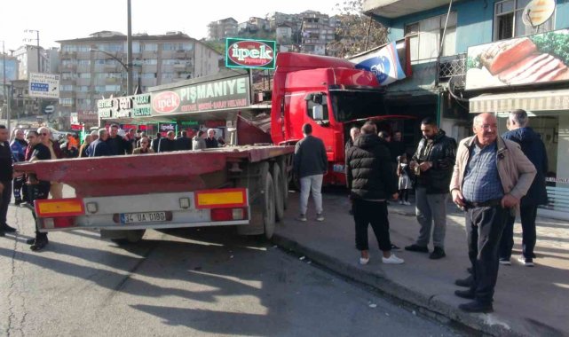 Makaslayan tır çay ocağına daldı: 4 yaralı