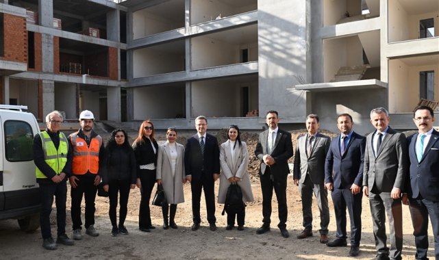 Manisa Valisi Ünlü, okulları inceledi