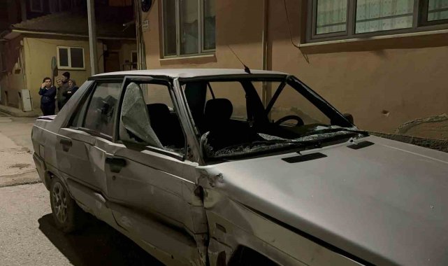 Motosikletli önüne çıkan otomobile çarptı : 2 yaralı