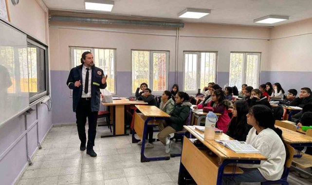 MSB personeli depremin 160'ıncı saatinde kurtarılan Aysima'yı ziyaret etti