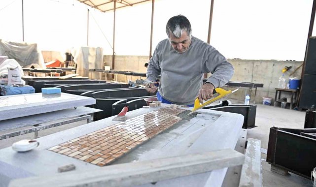 Muratpaşa'dan tekerlekli sandalye kullanımına uygun banklar üretiliyor