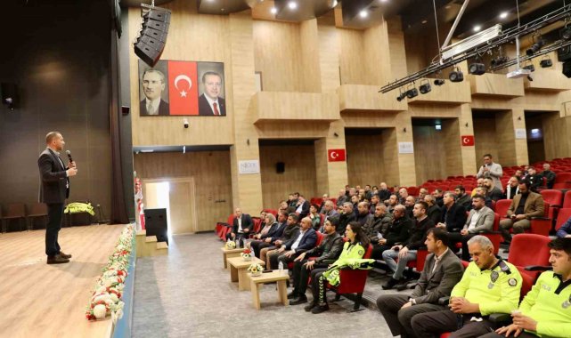 Niğde'de Toplu Taşıma Araçlarının Sürücülerine Kişisel Gelişim Semineri
