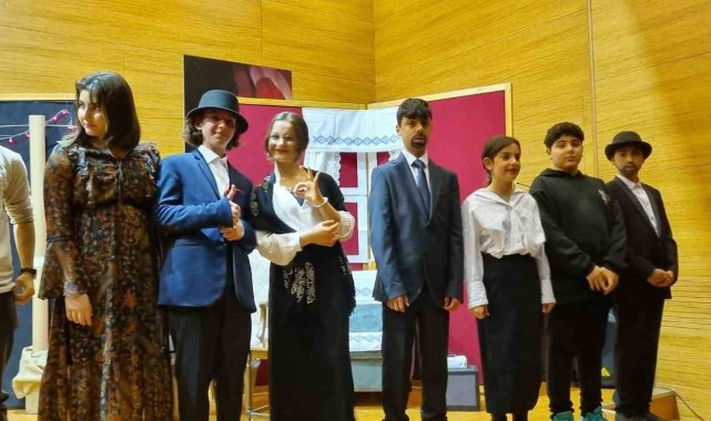 Öğrenciler sahnenin tozunu attırdı