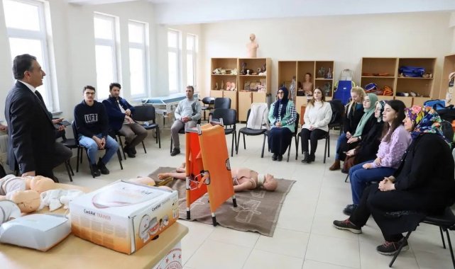 Öğretmenlere verilen ilk yardım eğitimleri devam ediyor