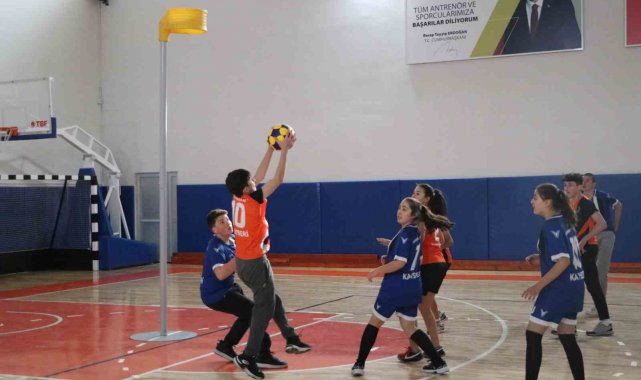 Ömer Halisdemir Spor Salonu'nda ilk maç oynandı
