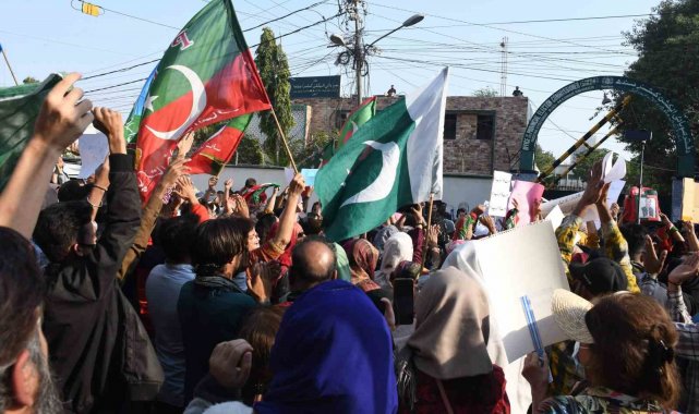Pakistan'da Imran Khan destekçileri seçimlerde hile yapıldığı iddiasıyla protesto gösterisi düzenledi