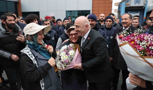 Personeller Başkan Bıyık'ı çiçeklerle karşıladı