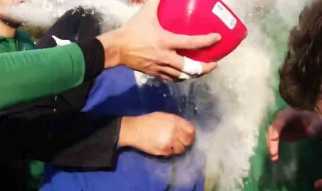 Sakaryasporlu futbolcu ve antrenöre un ve yumurtalı doğum günü sürprizi