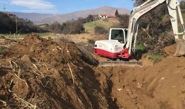 Salihli'nin Kırdamları Mahallesi'nde 1.5 kilometrelik dere temizliği