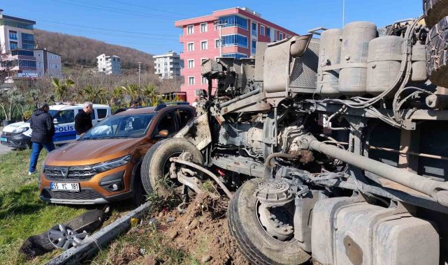 Samsun'da kavşakta kamyon ile otomobil çarpıştı: 2 yaralı