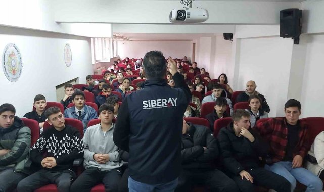 Samsun'da lise öğrencileri 'dijital tehlikelere' karşı bilgilendirdi