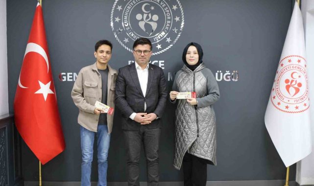 Şanslı gençlere hediyeleri verildi