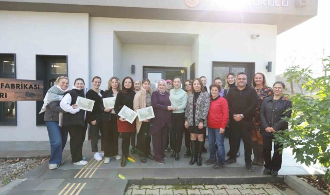 Selçuk'ta kursiyerler sertifikalarını Başkan Sengel'den aldı