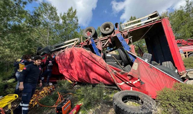 Seydikemer'de kamyonda sıkışan sürücüyü itfaiye kurtardı