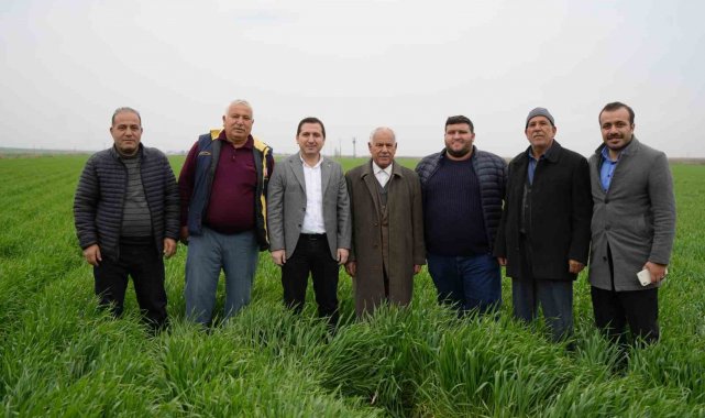 Sınırın sıfır noktasında çiftçilerin zorlu gübre atma mesaisi başladı