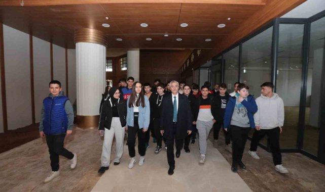 Tahmazoğlu gençlerle birlikte Millet Kütüphanesini gezdi