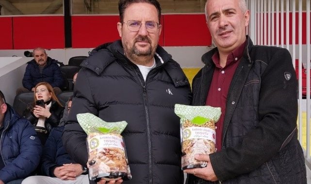 Tavşanlı'ya gelen takımlara leblebi ikramı