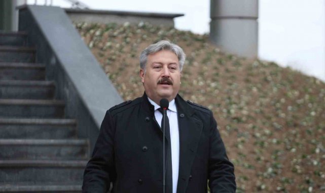 Tekrar aday olan Başkan Palancıoğlu'na personelinden tebrik