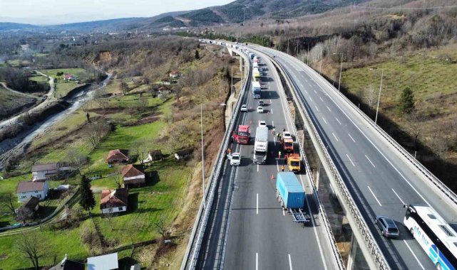 Tırın dorsesi koptu, otoyolda trafik durdu