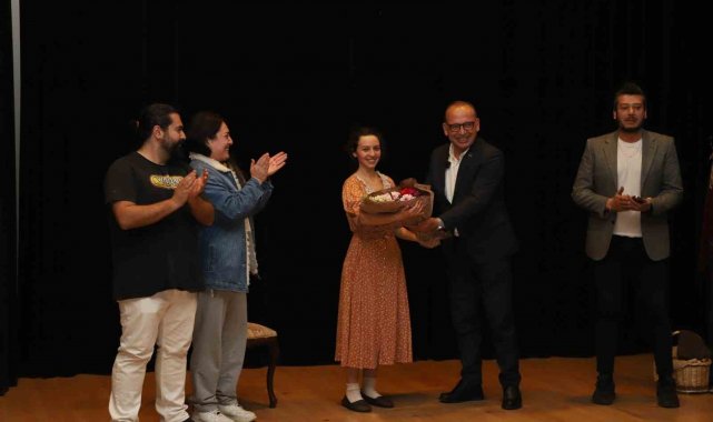 Turgutlu'da 7'den 70'e vatandaşlar tiyatro keyfi yaşadı