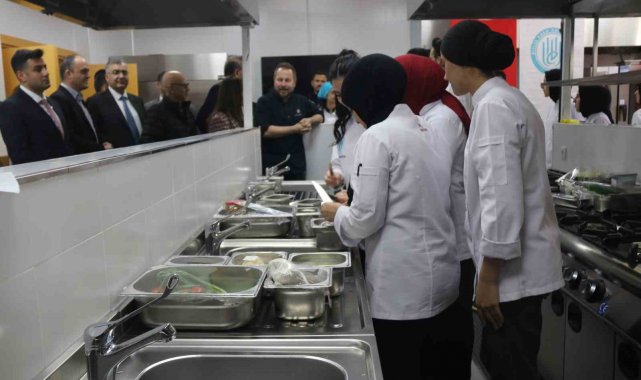 Ünlü gastronomi şefi üniversite öğrencileriyle yemek yaptı