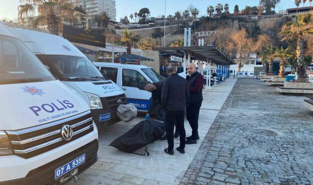 Üzerindeki elbiselerle deniz yüzeyinde cansız bedeni bulundu