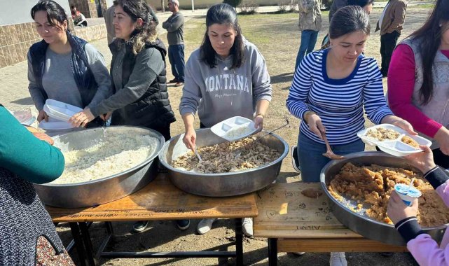 Velileri okula çekmek için tavuklu pilav ikram ettiler