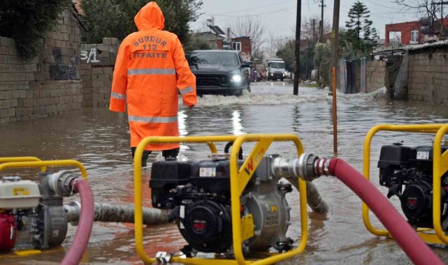 Yağmur sularının yuttuğu mahallede su seviyesi yarıya düştü