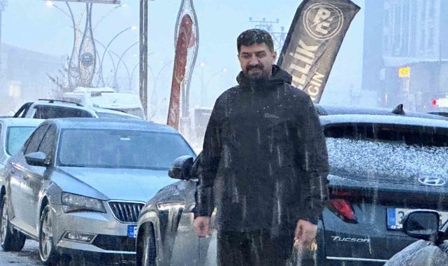 Yüksekova'da önce yağmur ardından kar yağışı başladı