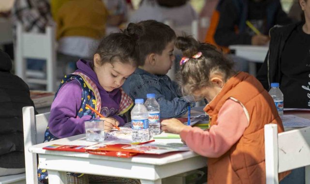 46 mahalleden 3 bin kadın, 'Evimiz Atölye ve Üretici Kadın Stantları Kadın Buluşması'nda bir araya geldi