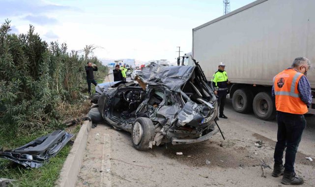 Adana'da otomobil karşı şeride geçip midibüse çarptı: 2 ölü, 14 yaralı