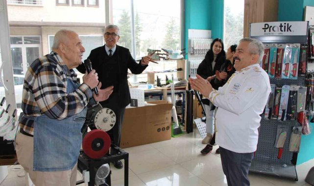 Amasya'nın şarkıcı bıçakçısı: Bıçakları keskinleştiriyor, kulakların pasını siliyor