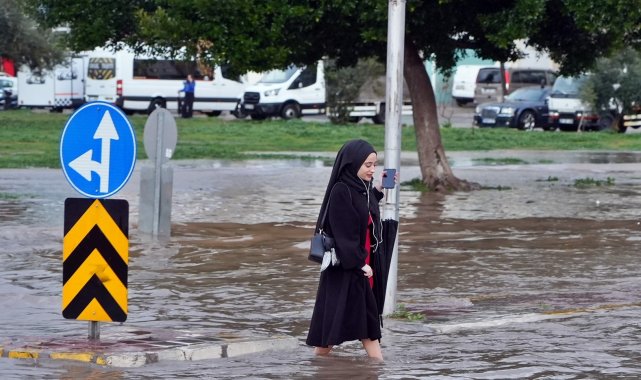 Antalya'da sağanak iş çıkışı bastırdı, hayat felç oldu