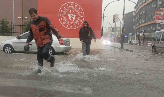 Antalya'da sağanak yağış hayatı olumsuz etkiledi