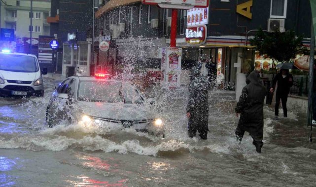 Antalya'da sağanak yağış yolları nehre çevirdi