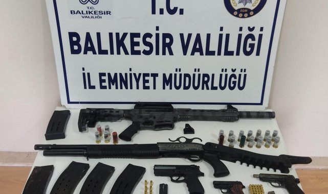 Balıkesir'de cephanelik gibi evi polis bastı