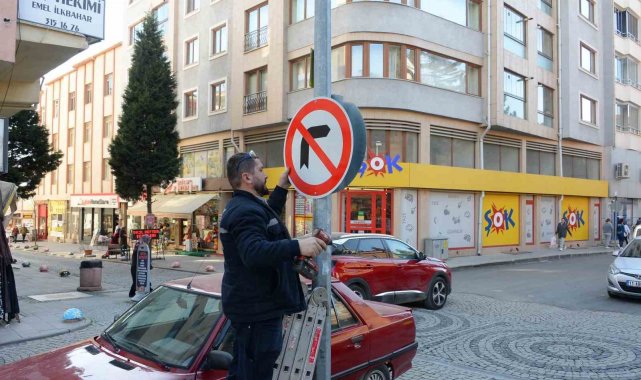 Bozüyük'te yıpranan yön ve trafik levhalarını yeniliyor