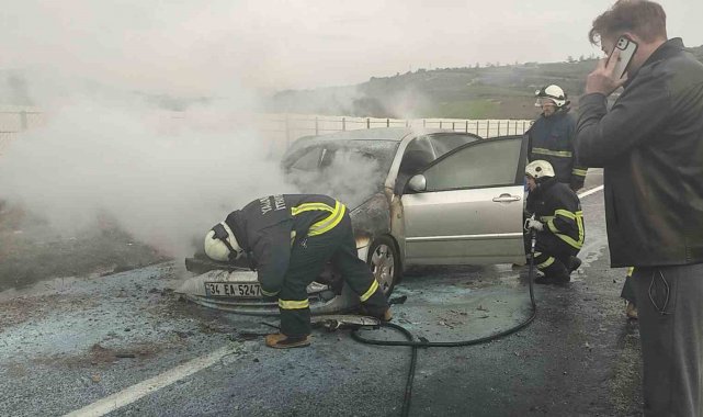Bursa'da seyir halindeki otomobil alev aldı