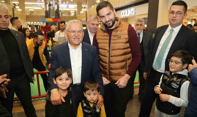 Büyükkılıç, Kumsmall AVM'de esnaf ve vatandaşlarla buluştu
