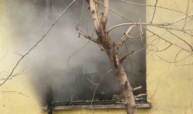Diyarbakır'da ev yangını: İtfaiye eri yaralandı