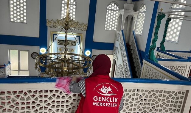 Gençler camide temizlik yaptı