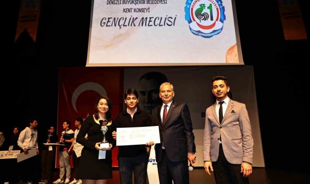 Gençler fikirleriyle yarıştı