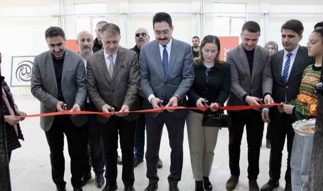 Hamur'da imam hatip okullarının sanat sergisi