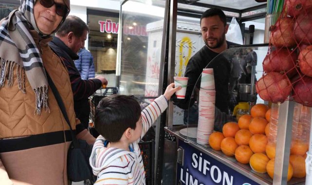 Havalar ısınırken vatandaşların tercihi nar ve portakal suyu oluyor