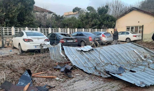Hortum sebebiyle üzerine güneş paneli düşen otomobildeki çocuk yaralandı