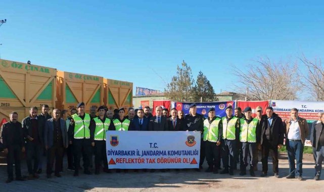 Jandarma trafik ekiplerinden reflektör tak, görünür ol projesi
