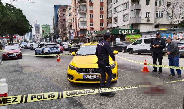 Kadıköy'de taksiciyi gasp edip bıçakladılar